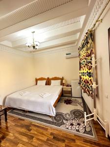 ein Schlafzimmer mit einem Bett in einem Zimmer in der Unterkunft Hotel Mironshox in Buxoro
