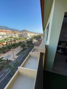 einen Balkon eines Gebäudes mit Straßenblick in der Unterkunft Duplex con piscina cerca del mar in Puertito de Güímar