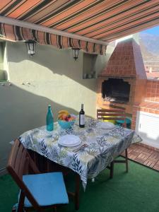- une table avec un bol de fruits sur la terrasse dans l'établissement Duplex con piscina cerca del mar, à Puertito de Güímar