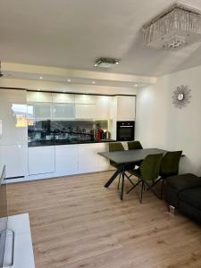 eine Küche und ein Wohnzimmer mit einem Tisch und Stühlen in der Unterkunft Mateo in Zadar