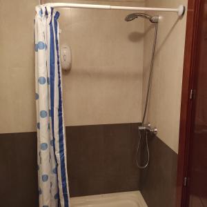 a shower with a shower curtain in a bathroom at JS crecer in San Sebastián de la Gomera