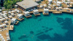 Luftaufnahme eines Resorts mit großem Swimmingpool in der Unterkunft Kuum Hotel & Spa in Göltürkbükü
