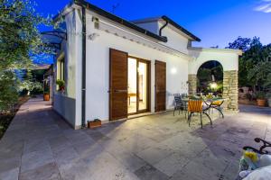 une terrasse avec une table et des chaises devant une maison dans l'établissement Rocca 6, à Suvereto