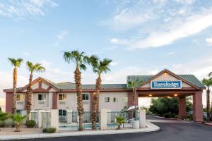 una representación de la parte delantera de un hotel con palmeras en Days Inn by Wyndham Phoenix West, en Phoenix