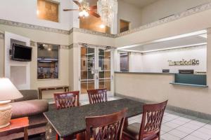 comedor con mesa y sillas en Days Inn by Wyndham Phoenix West en Phoenix