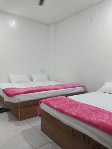 מיטה או מיטות בחדר ב-Hotel Somnath