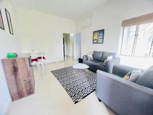 un soggiorno con divano e tavolo di Olive Serviced Apartments Salt Lake Kolkata a Calcutta