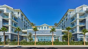 un edificio de apartamentos con palmeras delante en The Seabird Ocean Resort & Spa, Part of Destination Hotel by Hyatt en Oceanside