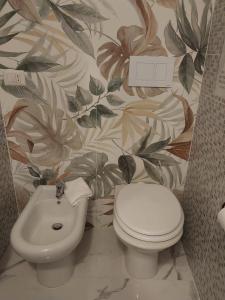 a bathroom with a toilet and a sink at rooms speedy vicino aeroporto e fiera di roma in Fiumicino
