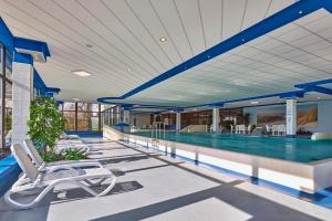 una piscina in un edificio con piscina di Deichhäuser Anna Küste Deichhäuser Anna Küste 8-24 a Bensersiel