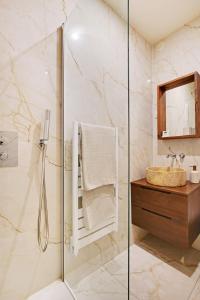 Luxury Cocon by Les Maisons de Charloc Homes tesisinde bir banyo
