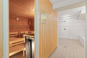 eine Küche mit Holzwänden und einer Badewanne in einem Zimmer in der Unterkunft Apartment-Residenz Ostseestrand Apartment-Residenz Ostseestrand 11 in Kühlungsborn + 10 Fotos