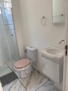 ポルト・フェレイラにあるApto Bela Vista 02のトイレと洗面台を備えた白いバスルーム