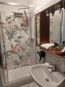 W łazience znajduje się umywalka i prysznic. w obiekcie rooms speedy vicino aeroporto e fiera di roma w mieście Fiumicino