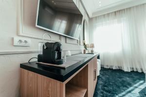 贝尔格莱德Biarritz Luxury Apartments的厨房配有台面上的咖啡壶 更多25张照片