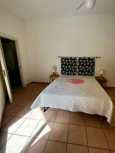 Postel nebo postele na pokoji v ubytování Appartamento fronte spiaggia Residence dei Pini