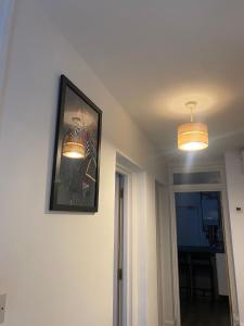 ein Zimmer mit zwei Lichtern und einem Bild an der Wand in der Unterkunft lovely place near to beach in Brighton & Hove