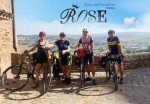 Un groupe de personnes posant une photo sur leurs vélos dans l'établissement B&B ROSE OSIMO, à Osimo