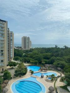 una vista aérea de dos piscinas en un complejo en Beautiful Beach Apartment in Zazue, en Santa Marta