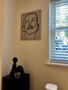 una foto di un volto sul muro in una stanza di 2bed house in Vauxhall a Londra