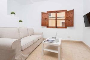a living room with a white couch and a table at Green Maca, adosado centro Campanet in Campanet
