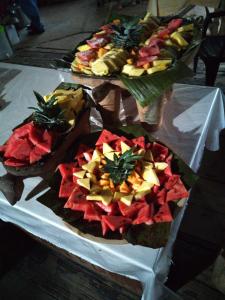 uma mesa com vários pratos de comida em Ditsowou Lodge & Tours em Bratsi