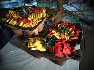 três cestos cheios de diferentes tipos de fruta numa mesa em Ditsowou Lodge & Tours em Bratsi
