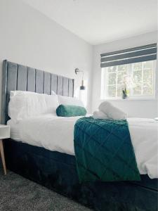 Un dormitorio con una cama grande y una ventana en Stunning Newly Decorated Flat with Private Entrance, en Londres