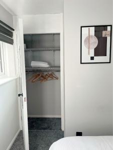 Voodi või voodid majutusasutuse Stunning apartment in Beckton with Private Entrance toas