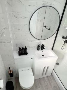 Vannituba majutusasutuses Stunning apartment in Beckton with Private Entrance