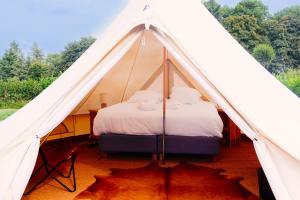 Bra的住宿－Le Domaine de Bra，白色帐篷,配有一张床