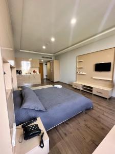 1 dormitorio con 1 cama grande y TV en BUREAU RESİDENCE STÜDYO DAİRE en Kartepe