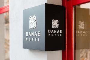 um sinal para um hotel dinamarquês pendurado numa parede em Danae Hotel em Nafplio