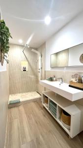 a bathroom with a sink and a shower at EL PISITO SAND, a 700 metros del casco antiguo in Marbella