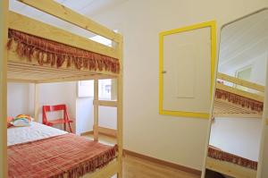 מיטה או מיטות קומותיים בחדר ב-Stay Local! Maria typical Home, near Flea Market