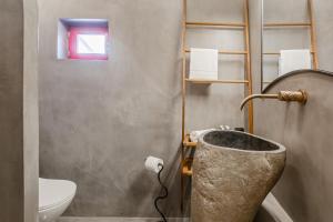 Koupelna v ubytování Danae Hotel