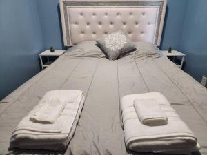 1 cama grande con 2 almohadas encima en Urban Getaway on 7th, en Niagara Falls