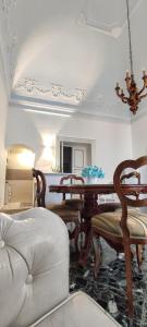 - une salle à manger avec une table et des chaises dans l'établissement Dimora della Marchesa - al Duomo, à Manfredonia