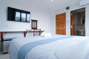 Rúm í herbergi á ChomTique Hotel