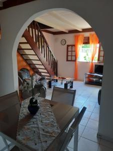 uma sala de estar com uma mesa e uma escada em espiral em Sunbeachparadise em Port-Louis
