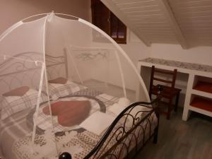 um quarto com uma cama de dossel em Sunbeachparadise em Port-Louis