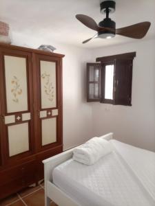 - une chambre avec un lit et un ventilateur de plafond dans l'établissement Apartamento en El Golco, à Golco