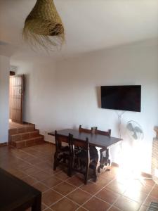 - une salle à manger avec une table et un banc dans l'établissement Apartamento en El Golco, à Golco