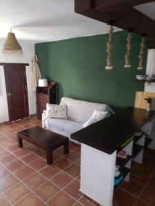 - un salon avec un canapé et une table dans l'établissement Apartamento en El Golco, à Golco