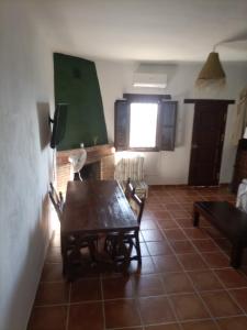 - un salon avec une table et des chaises en bois dans l'établissement Apartamento en El Golco, à Golco