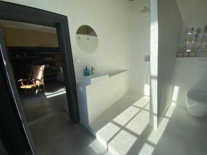 Koupelna v ubytování Château de Clemency + 37 fotografií