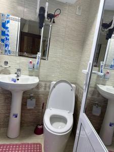 ein Badezimmer mit einem weißen WC und einem Waschbecken in der Unterkunft Imran&Bek in Samarkand