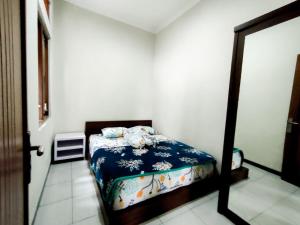Llit o llits en una habitació de Omah Tawang Homestay Temanggung