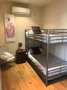 pokój z dwoma łóżkami piętrowymi i stołem w obiekcie Casa con piscina junto catedral de sevilla w Sewilli