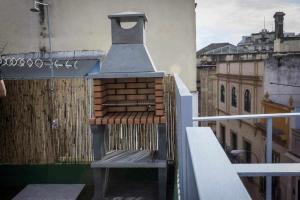 ptasi domek na balkonie w obiekcie Casa con piscina junto catedral de sevilla w Sewilli